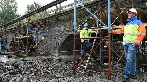 Platscheferna Anders Wiik och Dan Flycht visar förstärkningarna av stenvalvsbron vid Fors, som nu stängts av inför kommande gjutarbeten.