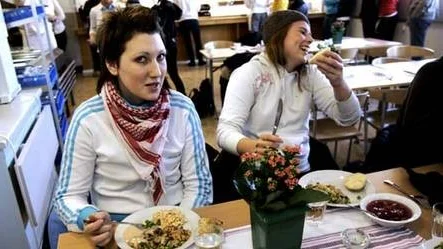 Lisa Ernlund och Malin Svensson gillar skolmaten som andra elever har lagat.