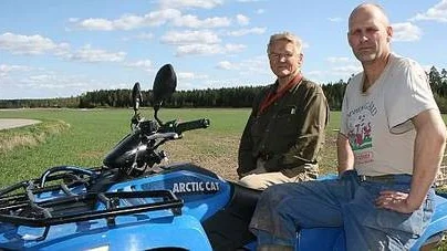 Även arbetsredskap. Sven-Olov Olsson och sonen Kristoffer Olsson använder fyrhjulingen huvudsakligen som arbetsredskap i det dagliga arbetet i lantbruket. Foto: Johan Eriksson