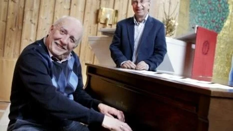 I drygt tretton år har jazzpianisten Jan Strinnholm och prästen Bertil Dovelius arrangerat nyårsbön med pianojazz i Gottsunda kyrka och de har inga planer på att sluta.
