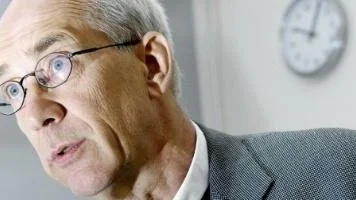 Otto Cars (bilden) skriver tillsammans med Göran Hägglund (KD).