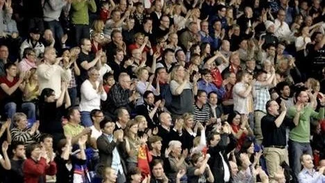 Basketpubliken i Fyrishov lyfter sitt Uppsala Basket.