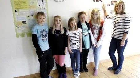 Från vänster: Robin Kedmark, Lisa Widman, Sara Edman, William Lantz, Julia Blixt och läraren Pyrola Norrby.