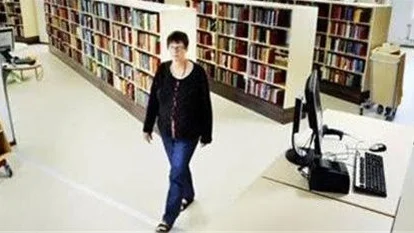 Bibliotekschefen i Tierp Eva Dubois Ehrengren i nya fräscha lokaler inför återinvigningen på måndag.