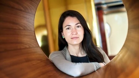 Den amerikanska författaren Nicole Krauss är aktuell med romanen "Det stora huset".