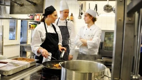 SUPERMODERNT. Läraren Anders Wellsten samtalar med eleverna Fanny Mollgren och Pontus Owenius i ett av Bruksgymnasiets nya skolkök.