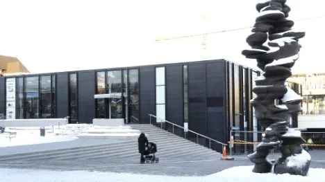 Svart, grått och mörkgrått. Nya resecentrum i Uppsala är ett exempel på den moderna arkitekturens färglöshet, tycker skribenten.