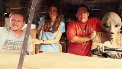 Utomjordingen Paul slår följe med två brittiska rymdnördar (Simon Pegg och Nick Frost) och en högerkristen amerikanska (Kristen Wiig).
