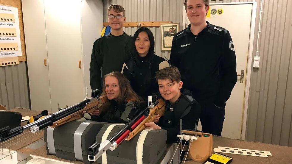 Bra insats. På bilden syns sittande Anna Rolander och Love Lund Arnell, stående Henrik Södergran, Hedvig Floderus och Hampus Pettersson.