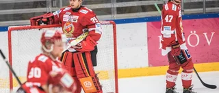 Bänkad i Ais – nu är VM-debuten nära