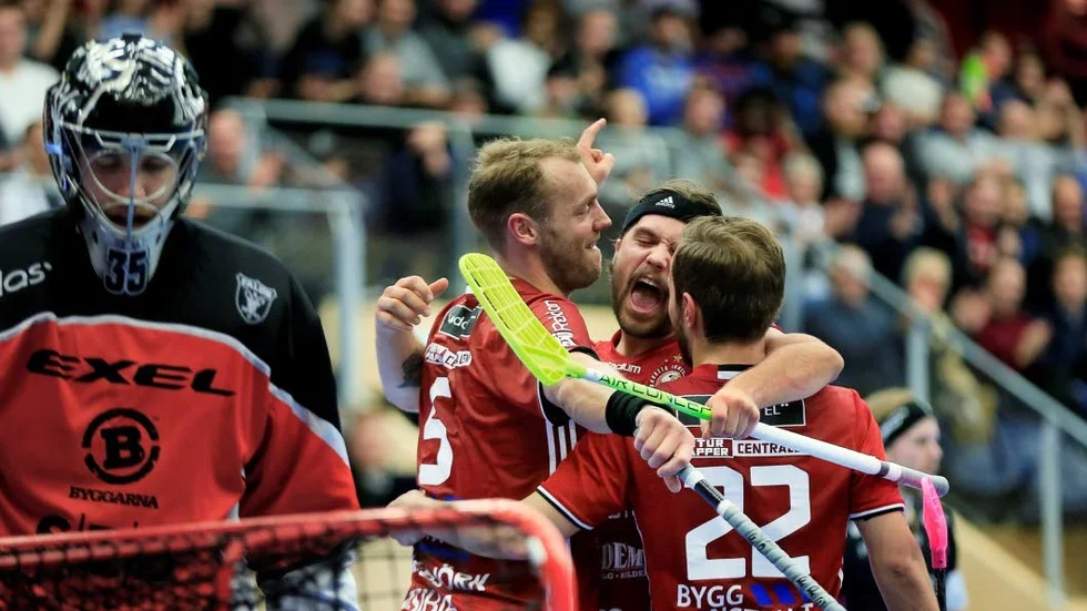 Nicklas Paulsson, mitten, fick lämna den fjärde kvartsfinalen i ambulans efter att ena axeln hoppat ur led.