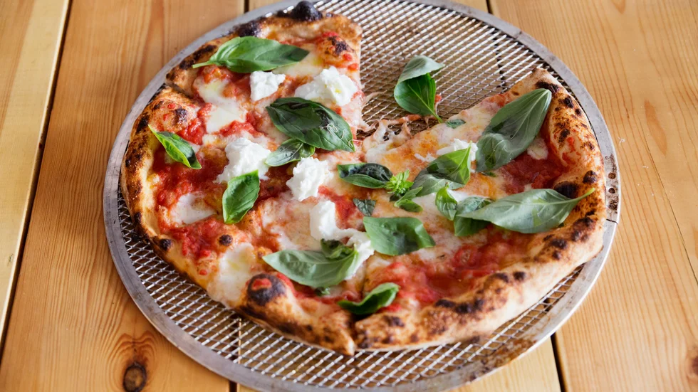 En pizzeria på södra Gotland verkar sakna bygglov för restaurangverksamhet. Pizzan på bilden kommer inte från den aktuella pizzerian.