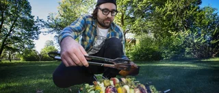 Grilla sommarmat i parken