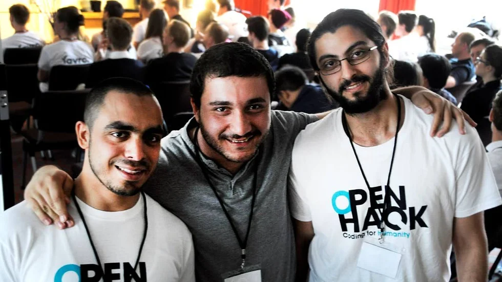 Humanitärt hackande. Fr v Mohamad Alsionfi, Abdul Rahman Khankan och Abdullah Hylamia från Syrien. De studerar datavetenskap vid Uppsala universitet och har byggt en plattform som ska göra det möjligt för krigsdrabbade i flyktingläger att försörja sig genom egenföretagande.