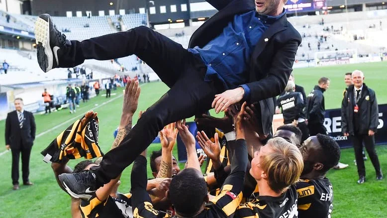Peter Gerhardsson hissas efter ett cupguld.