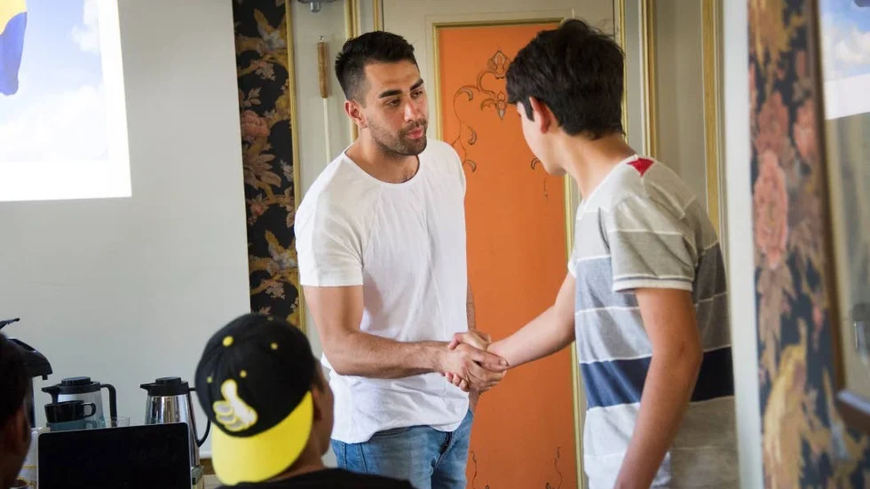 Mustafa Panshiri menar att vi måste sluta ursäkta beteenden och i stället förvänta oss lika mycket av alla människor, oavsett ursprung.