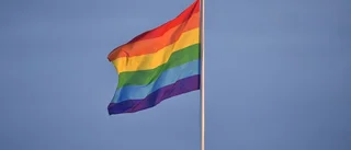 Prideflaggan hissas i Uppsala 17 maj