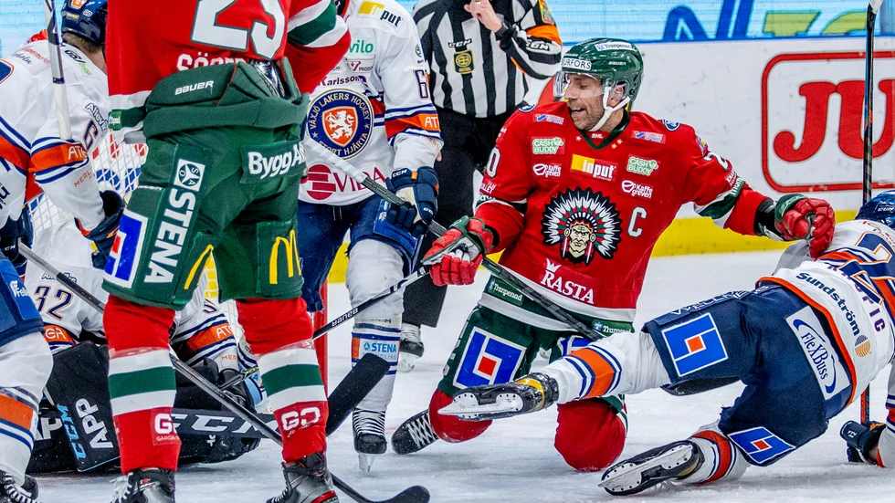 Joel Lundqvist, med C på bröstet, petar in 2–3 för Frölunda mot Växjö i en svängig match som Frölunda till slut vann med 5–4 i förlängning.