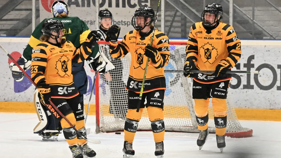 Clara Markeby (till vänster) var den backstjärna AIK behöver när Lina Boström låg bakom ett mål. 