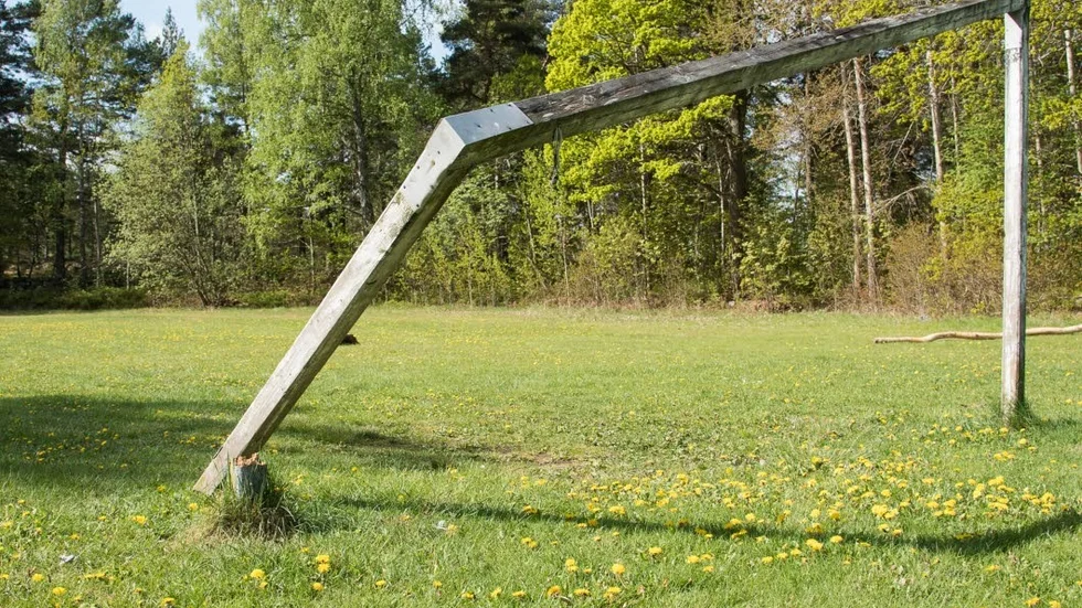 Farligt. Det trasiga fotbollsmålet i "Kohagen" mellan Kvännaren och Västralund är en fara för barnen, anser en boende i närheten.