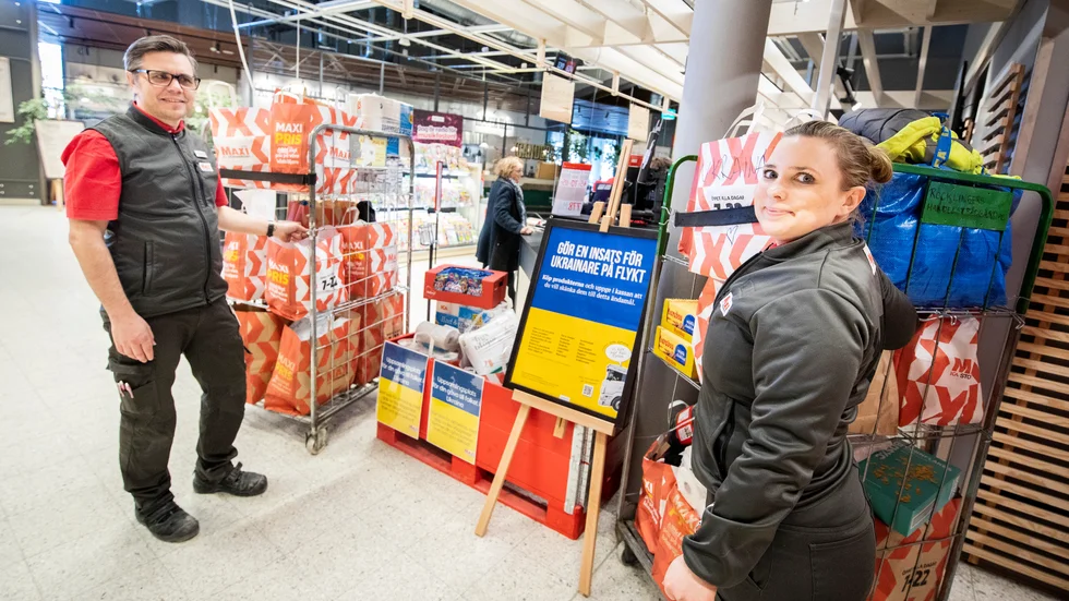 Ica Maxi är en av butikerna som samlar in kundernas gåvor som ska köras till behövande i Polen. "Hittills är vi uppe i sju fulla burar", säger Ellie Alverdal, här tillsammans med butikschef Joakim Larsson.