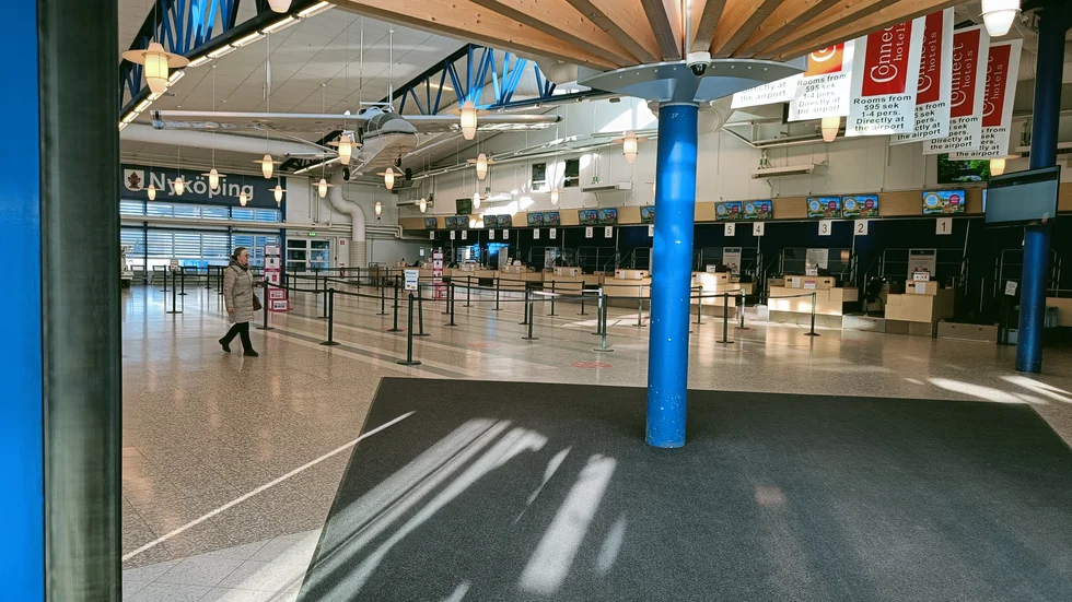 Personal på Skavsta flygplats vittnar om ukrainska män som reser till polska destinationer för att förmodligen ansluta till striderna i Ukraina.