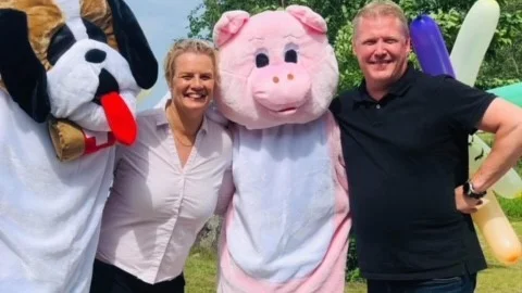 Skutskärsparet Anna och Mattias Hidegren utgör en bra kombination för att ta hand om campingen, då Anna har sin grund i hotell- och restaurangbranschen medan Mattias är byggare.
