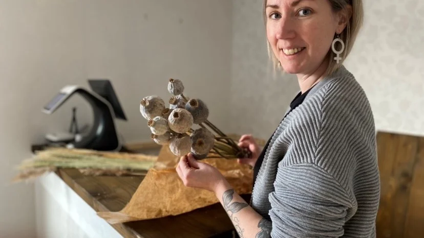 Therese Johnsson fixar inför öppningen av sin nya blombutik.
