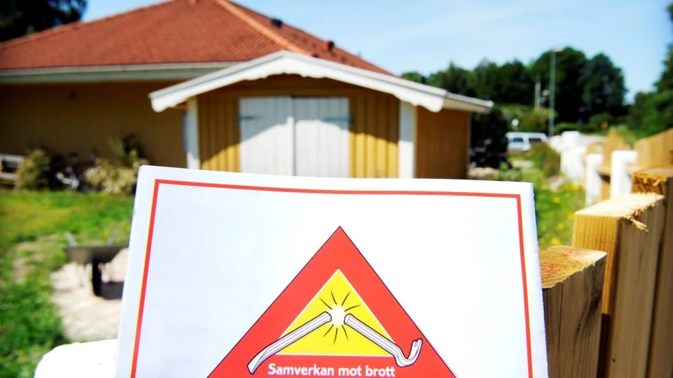 Samarbete. Grannsamverkan kan göra att inbrotten minskar i ett bostadsområde.