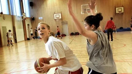 Uppsala east och west tränar i Gränbyskolans gymnastiksal.Miriam "Mirre" Goedkoop, Claudia Abrami.