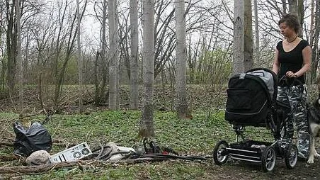 Anna Gustafsson vill knappt längre promenera med jämthunden Turbo på banvallen i Tierp, som i stället för en grönskande pelarsal nu på försommaren blivit en soptipp.
