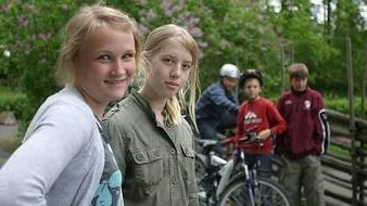 Maja Nilsson och Ellen Ringsby hade ordnat en bana. Snart handlade om att passera banan så snabbt som möjligt.