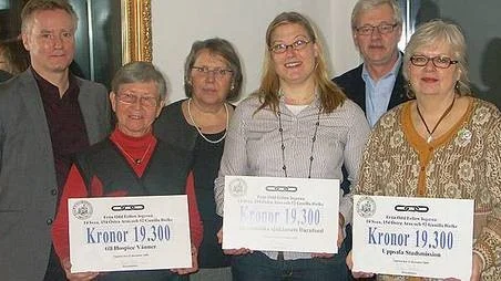 Odd Fellow-övermästarna Andrew Tomkinson, Gun Mases och Per Hallgren (bakre raden) överlämnade nästan 60 000 kronor till Kerstin Ronnestål, Hospice Vänner, Josefin Barck, UAS barnfond, och Margaretha Svensson-Paras, Stadsmissionen.