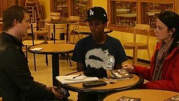 Samtalen handlar både om politik och framtidsplaner när Mohamed Bashir, Felicia Ask och Mattias Vespä, förbundssekreterare på SSU, diskuterar i skolkafeterian på Westerlundska gymnasiet.