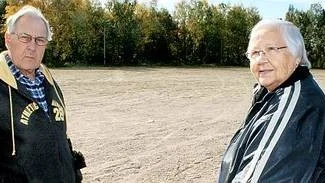 Stig och Edit Nordin som bor alldeles intill grusplanen där 28-åringen hittades mördad är skakade.
