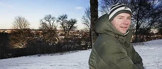 Han förvandlar Slottsbacken till Skidbacken