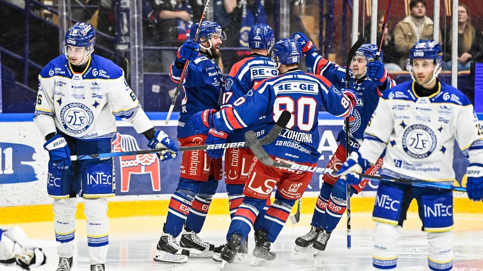 Oskarshamns Jonas Engström (17) jublar med lagkamraterna efter sitt 2-4-mål under tisdagens åttondelsfinal 3 i bäst av 3 i ishockeyns SM-slutspel mellan Leksand och Oskarshamn.