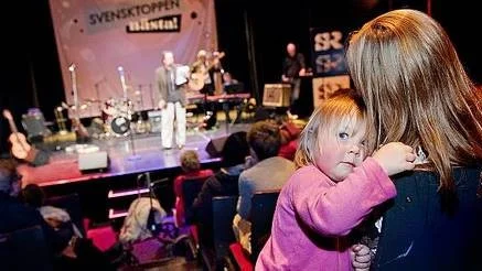 Anges och mamma Emma Moelf tittar på tävlingen.
