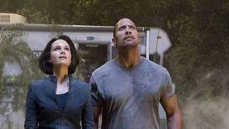 Carla Gugino och Dwayne Johnson i actionspäckande Race to Witch mountain.