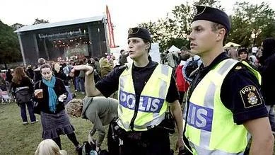 Linda Frändén och Joel Menner är två av många poliser som arbetar på festivalområdet.