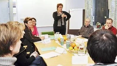 Vem bestämmer hur mycket det ska kosta att tömma din soptunna? Politikerna eller tjänstemännen? Centerns Catarina Deremar utmanar deltagarna i politikerskolan.