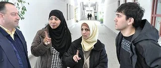 Flyktingar kritiska mot mottagandet