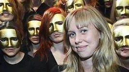 Sofia Zettermark spelar tuff gammal tant i De Visas föreställning Med Nöje.