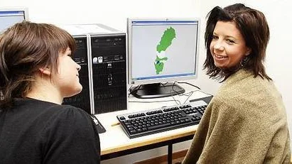 Johanna Sörensson placerar in de svenska landskapen på datorns karta tillsammans med Sabina Sjöberg.