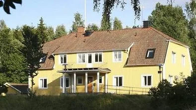 Strömsbergs bruks "förvaltarbostad" har bytt ägare. Stora Enso, som har haft fastigheten som kontor, har sålt den till en Uppsalafamilj och huset blir åter privatbostad.