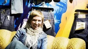 Anna Philipsson, butikschef på Solo tycker att männen inte är lika påverkade av konjunkturläget som kvinnorna. "Männen kan köpa både jeans, skjortor och strumpor på samma gång, tjejerna köper oftast bara ett plagg".