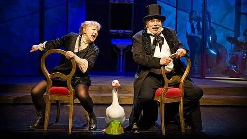 Anita Dahl, Eva Gröndahl och Staffan Westerberg i det triangeldrama som ingår i föreställningen.