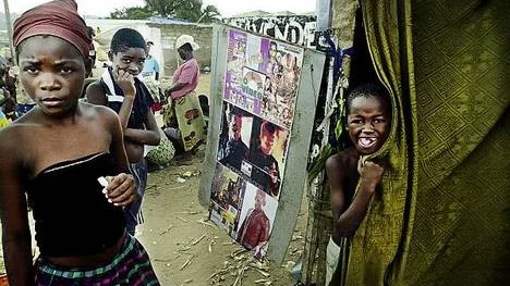 Arne Lundgren har tolkat poeter från Angola i samlingen I Fikonträdens skugga. På bilden syns två barn på en marknad i Luanda, Angolas huvudstad.