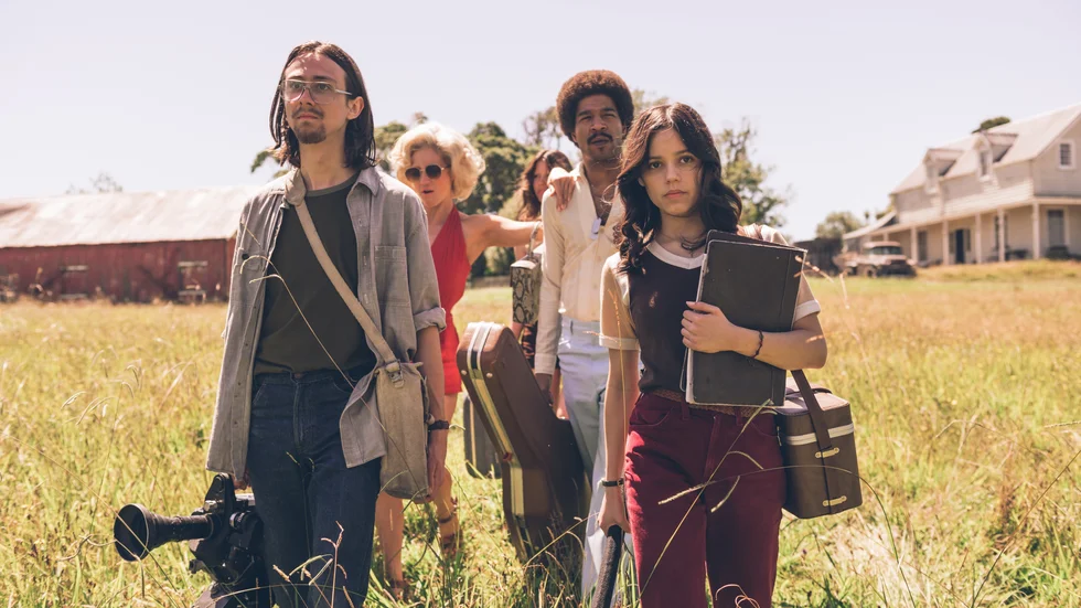 "Boogie nights" förvandlas i sakta mustiga mak till "Motorsågsmassakern" när ett brokigt porrfilmsteam vaggas in i falsk trygghet i "X".