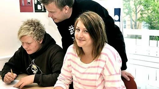 Pontus Borneskog och Michaela Eriksson tycker det är bra att få prova på att jobba samtidigt som de får en utbildning. Båda tänker fortsätta att jobba inom restaurangbranschen respektive handeln efter att de gått klart lärlingsprogrammet. På bilden även läraren Stefan Lind.